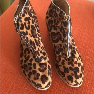 Leopard print zippered women’s booties/ankle boots